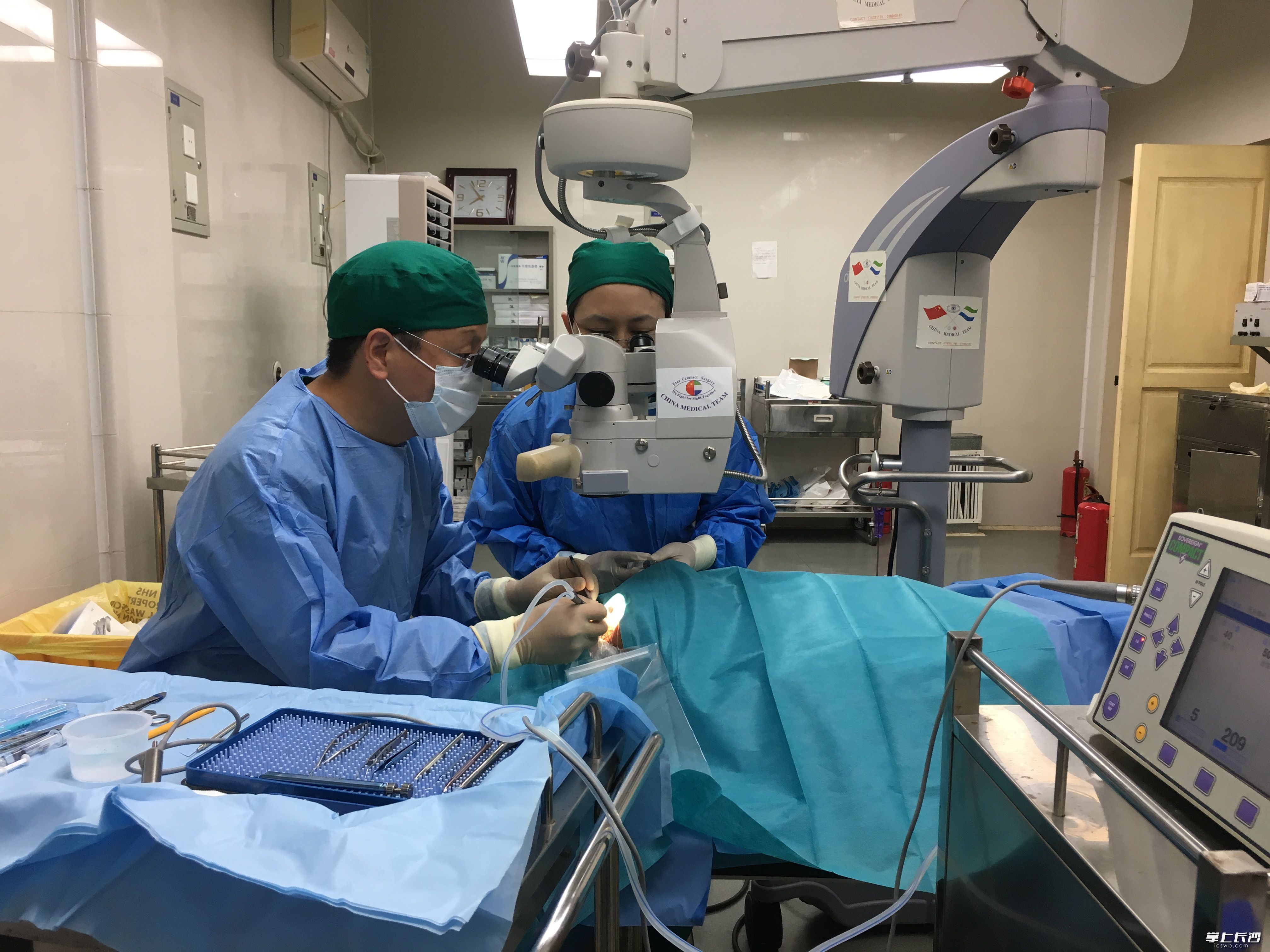 江海波（左）与曹燕娜（右）为患者手术。照片由援塞医疗队提供