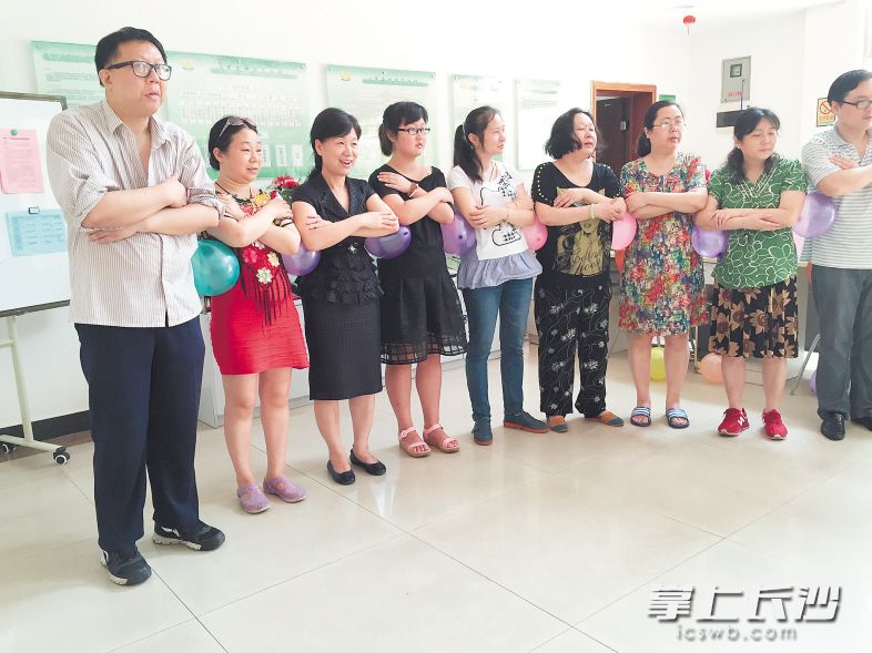 唐江萍（左三）为心翼会所的会员们做家庭康复培训。受访者供图