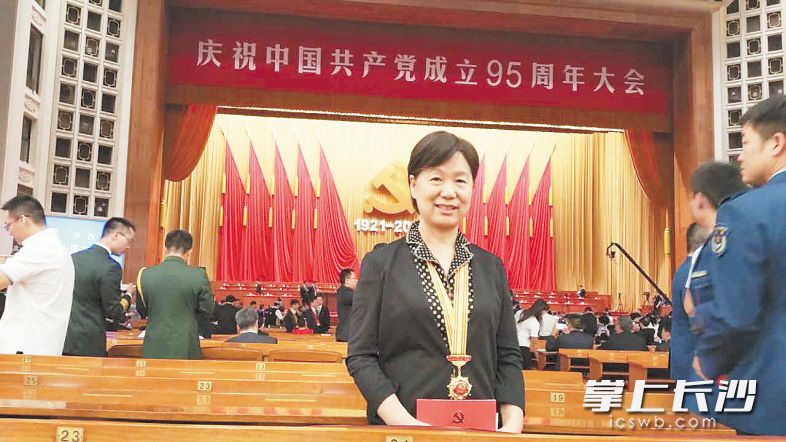 2016年7月1日，唐江萍在北京人民大会堂被授予“全国优秀共产党员”荣誉称号。 受访者供图