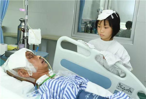 △ 9 月 22 日，福州市第二医院，黄义欣来看望救她的周国文。图 / 海峡都市报记者毛朝青