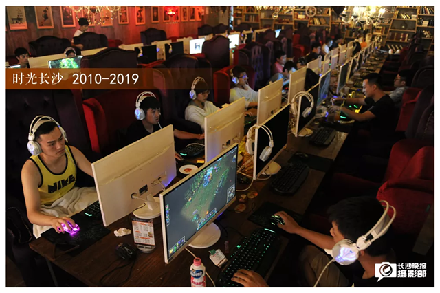 2011年7月24日，在一家较为高档的网咖里玩游戏的年轻人，自从接入互联网后，人们的沟通、生活、工作方式都出现了巨大的变化。