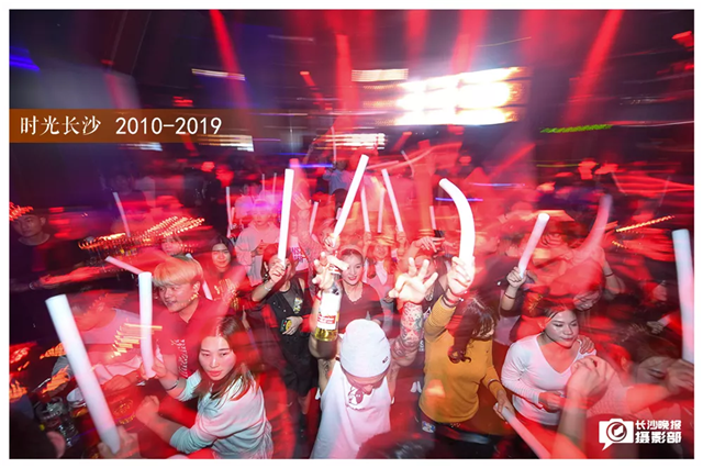 2013年12月21日，长沙解放西路M2酒吧，急促的节奏中，年轻的男男女女在音乐下放松自己。90年代末开始，受火爆一时的琴岛、红太阳等歌舞厅影响，独具长沙特色的酒吧慢慢成型并风靡一时。