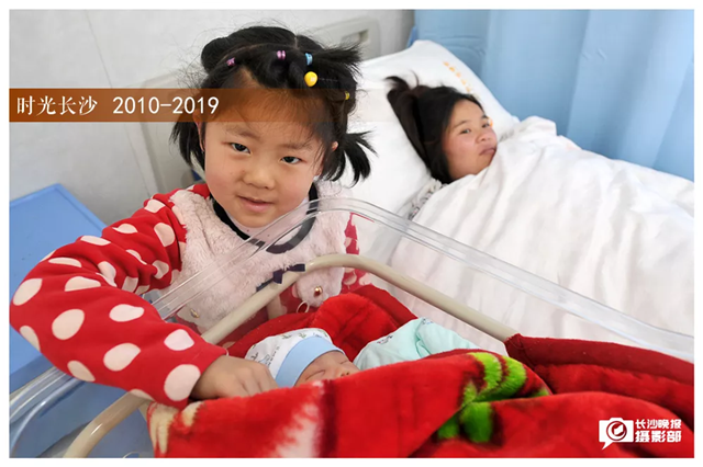 2015年12月31日，长沙市妇幼保健院产三科内，六岁的彤彤守在前天刚出生的妹妹床头寸步不离，满脸笑意。