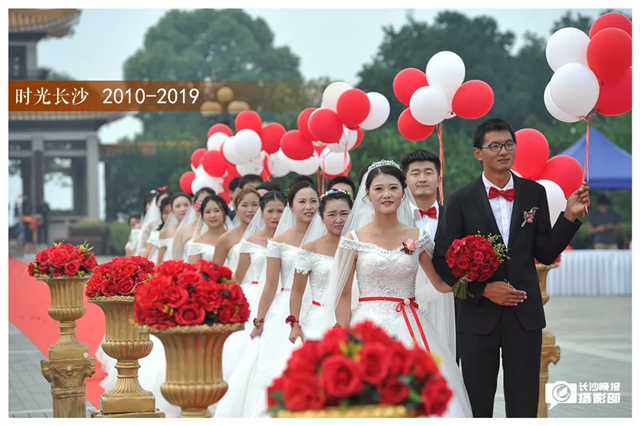 2017年9月19日，19对一线建设者新人在橘子洲头举行集体婚礼，在青年毛泽东艺术雕像前许下爱的誓言。