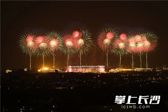 今晚，庆祝新中国成立70周年联欢活动在北京天安门广场举行。图片均为长沙晚报特派全媒体记者 黄启晴 摄