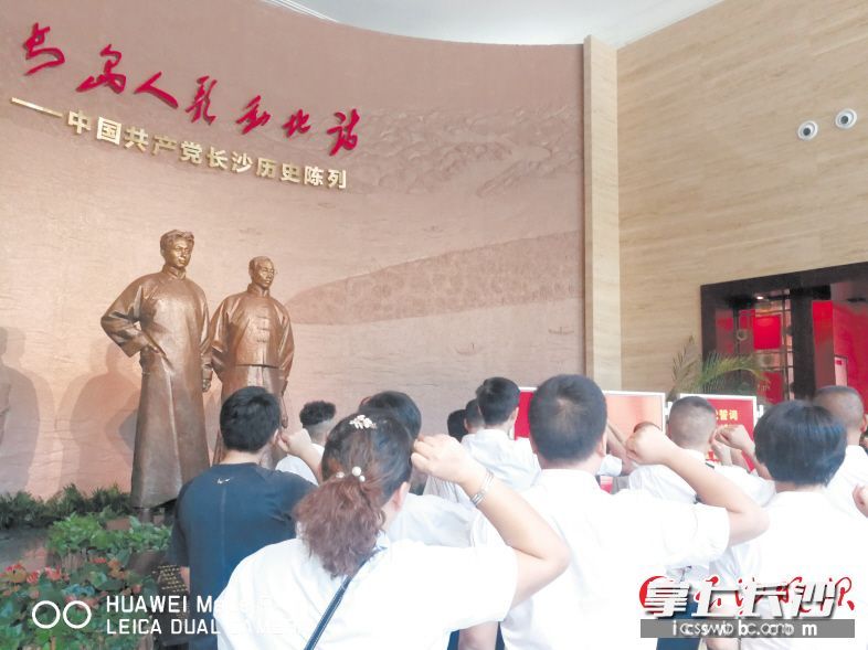 9月30日，湖南大学部分党员教师在长沙党史馆青年毛泽东、何叔衡雕像前重温入党誓词。均为长沙晚报全媒体记者黎铁桥摄