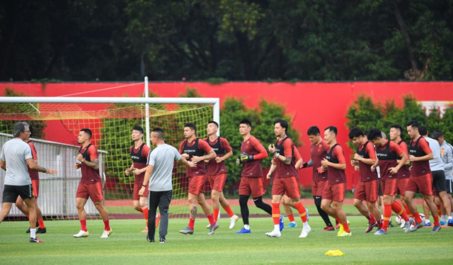 10月5日，中国国家男子足球队球员在训练中。