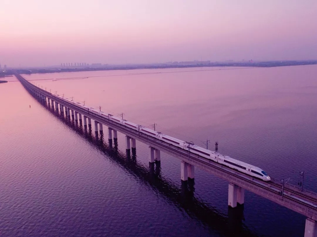 京沪高铁丹昆特大桥，全长约165公里，是世界上最长的桥梁，摄影师@王璐/星球研究所