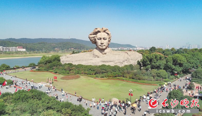 　　青年毛泽东雕像伫立在橘子洲头，国庆期间前来参观的游客络绎不绝。 长沙晚报全媒体记者 余劭劼 摄
