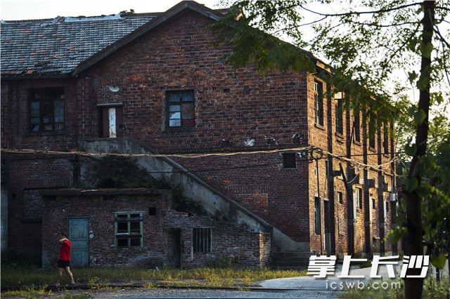 矿区荒废的厂房，如今有人居住。