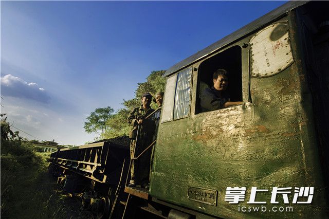 蓝天白云，和运煤绿皮火车。依托762轨火车，马田煤炭运输相比公路运输效率更高，也以最快速度与京广铁路相连，向外输出煤炭资源。