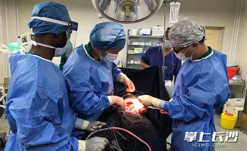 李书萍副教授（左二）陈鸰副教授（右一）正在为高危产妇进行紧张手术。
