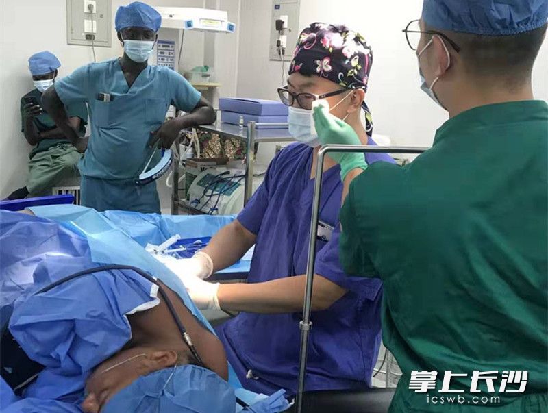 杨勇副教授（右二）身患疟疾，为了帮助高危产妇顺利产子带病坚持工作。