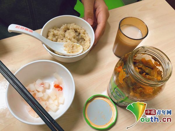 在煮米过程中，刘淏林没有正确估计掺水量，最终将稀饭煮成了“干稀饭”。