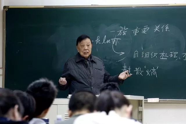 北京理工大学王越院士仍旧坚持给本科生上课（资料图）