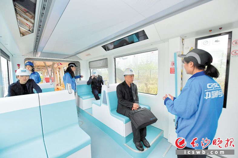 中国通号产业园，张家界日报采访组体验城市轻轨的便捷与舒适。