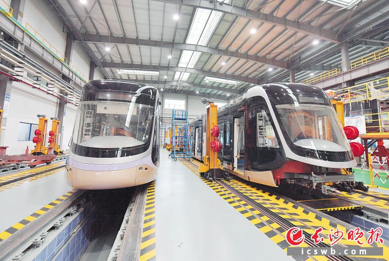中国通号产业园，新型城市轻轨列车组装完毕，等待下线。