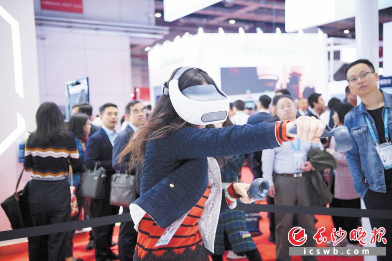 一位观众正在忘情体验VR技术。