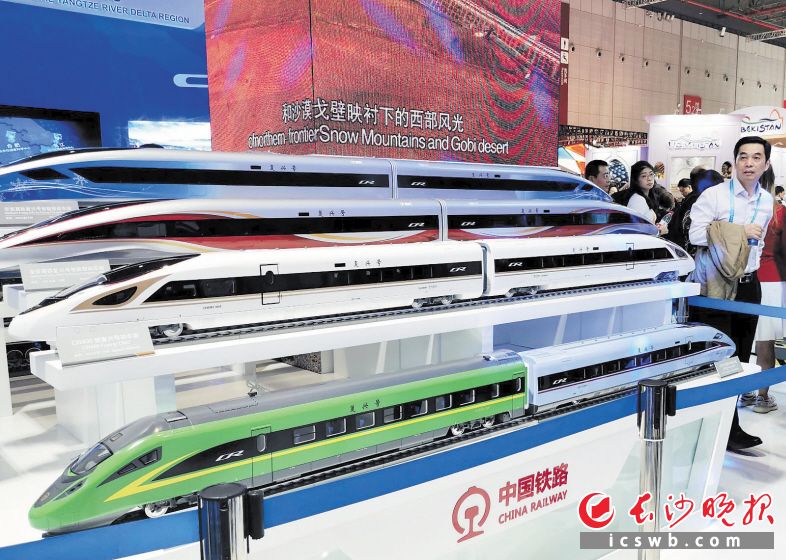 中国馆内展示的复兴号模型，体现了中国速度。