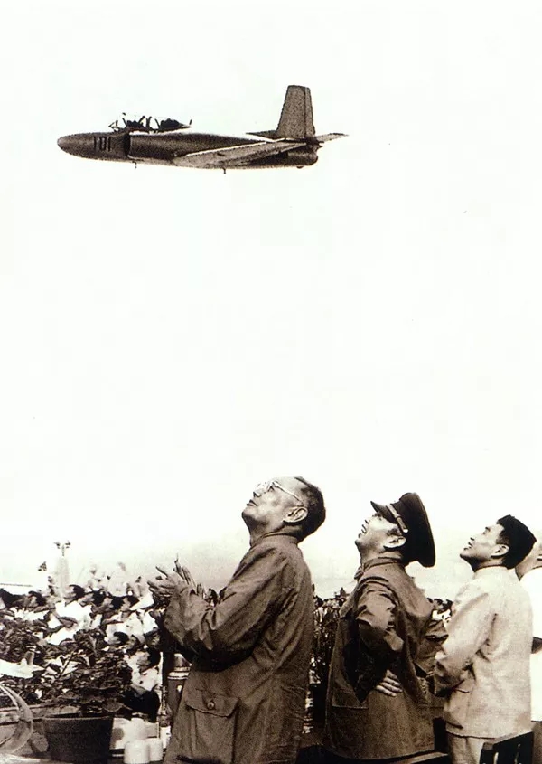 叶剑英元帅（左一）、空军司令员刘亚楼上将（中）观看歼教-1试飞