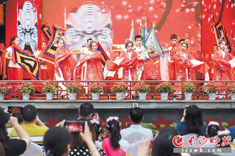 6月23日，在坡子街火宫殿，开福区清水塘北辰小学带来了戏曲新唱《戏曲少年》。