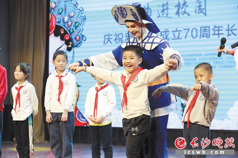 孩子们跟着“刘海哥”认真学习戏曲动作。今年的戏曲进校园活动让《刘海砍樵》走进了市内众多学校。