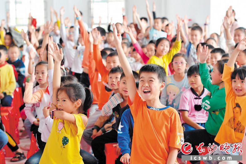 长沙县泉星二小的大礼堂里，孩子们纷纷举起手，争相抢答各种戏曲问题。