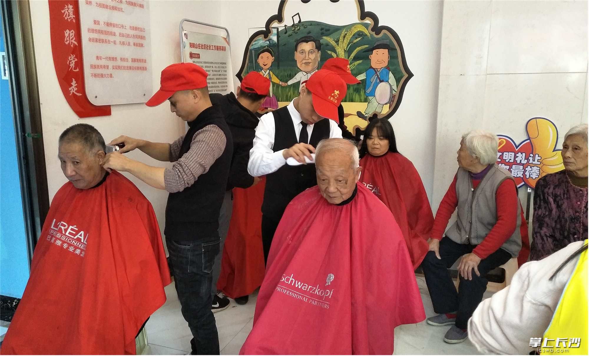 爱心剪发、染发区，老人们耐心排队等候志愿服务。