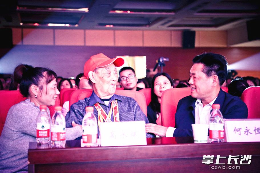 老红军高永斌（中）爷爷观看演出，右一为医院党委书记何永恒。