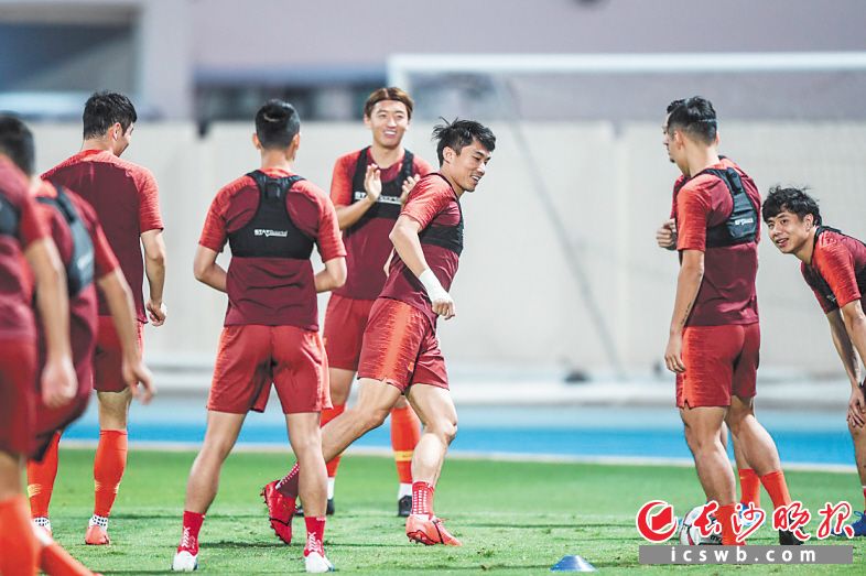 11月12日，中国国家男子足球队在阿联酋沙迦进行训练，备战将于11月14日与叙利亚队进行的世预赛亚洲区40强赛。新华社记者 潘昱龙 摄