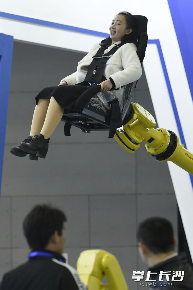 一位女性在体验机器臂蹦极。