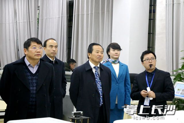 湖南城市学院党委书记罗成翼（左一）带领众人参观。周秋燕 摄