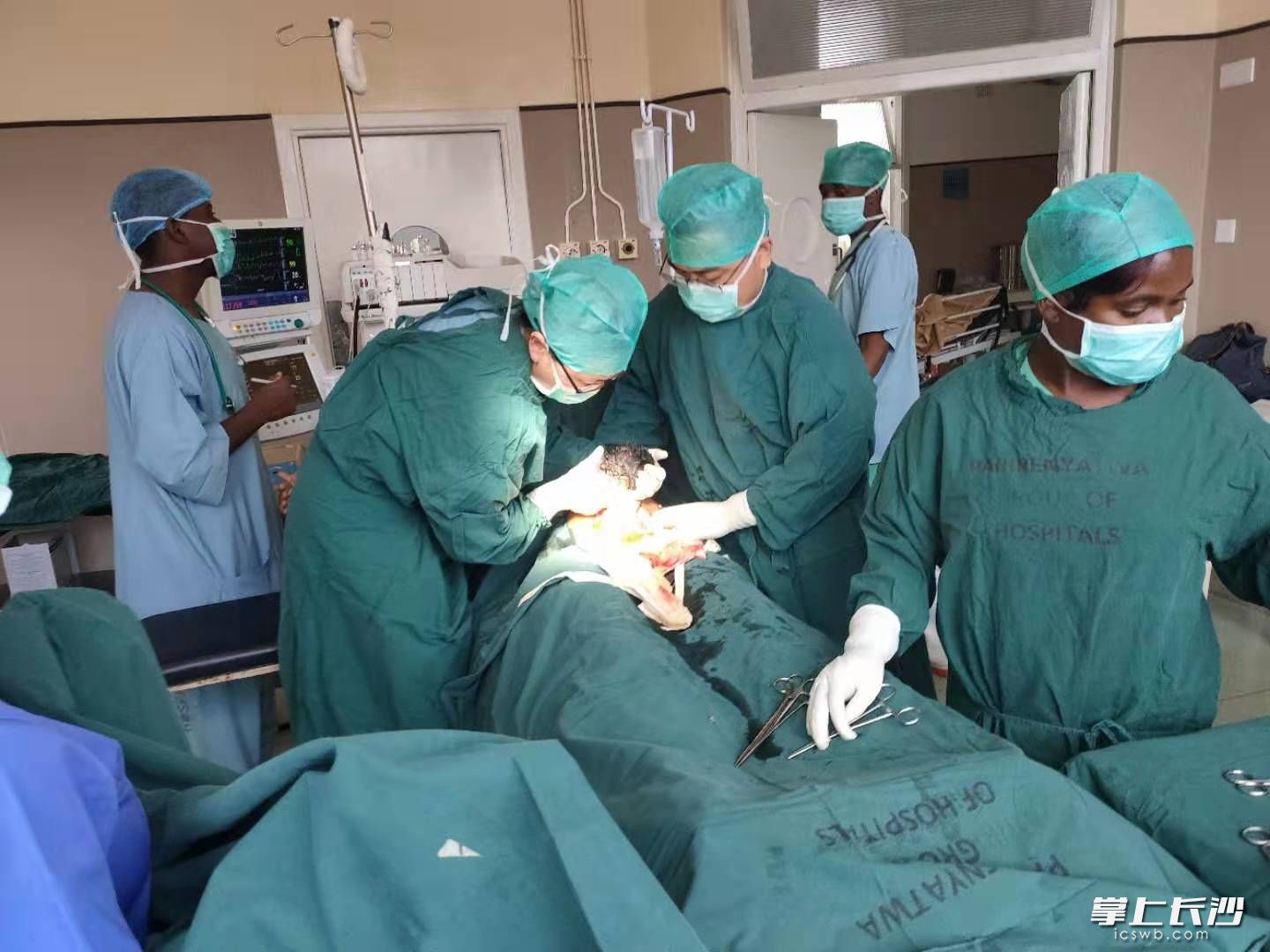 中国（湖南）第17批援津医疗队队员在紧急抢救津巴布韦高危产妇。由医疗队供图