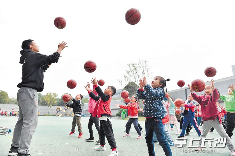 作为一级普惠民办幼儿园，岳麓区师大滨江幼儿园专门配备了男幼师带孩子们上体育课。图为幼儿园里日常的篮球课。