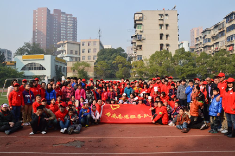 2014年3月3日，“本禹志愿服务队”在武汉市盲校开展志愿服务活动后合影。来源：中国文明网