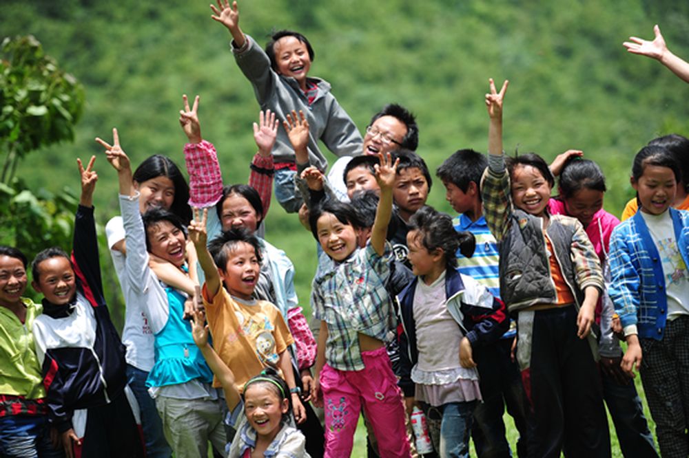 2012年7月，贵州华农大石希望小学，研究生支教团志愿者和孩子们一起。来源：中国文明网