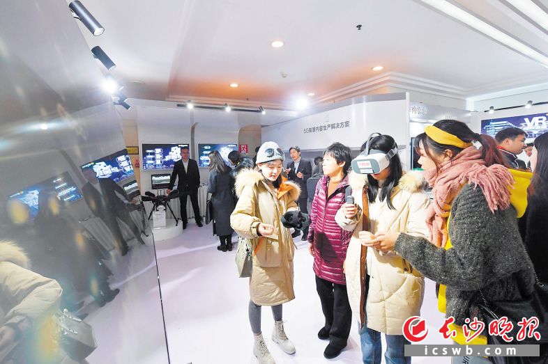 市民正在饶有兴致地体验5G+VR智能一体机。长沙晚报全媒体记者 王志伟 摄