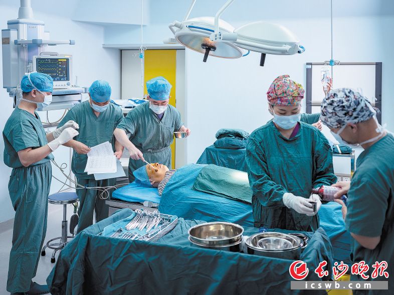 图为浏阳市人民医院的医护人员在为沈学军做术前准备工作。