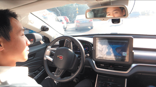 “RoboTaxi”驾驶座上的安全员全程解放了双手。均为 胡益虎 摄