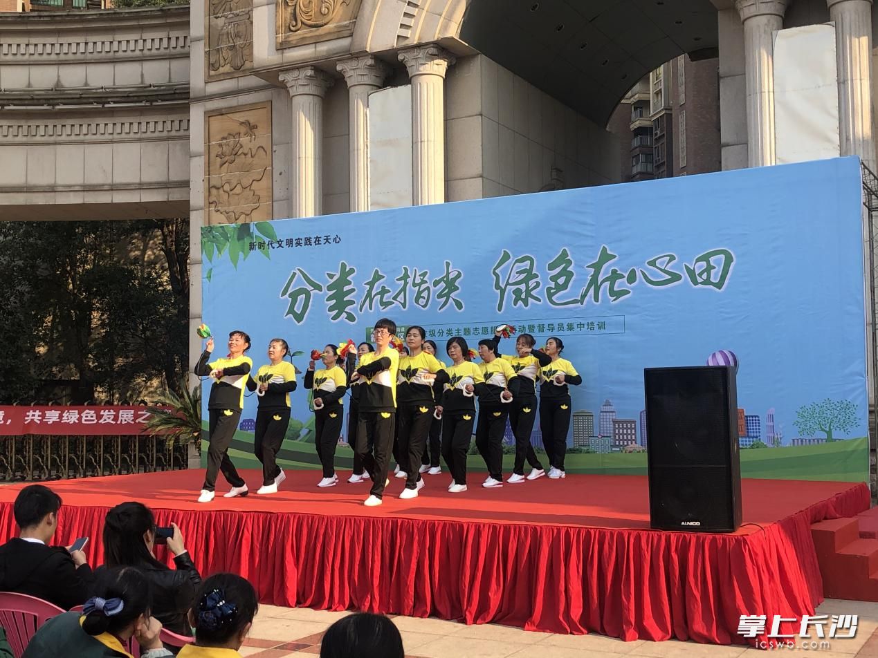 志愿者表演秀出健康中国，倡导低碳出行