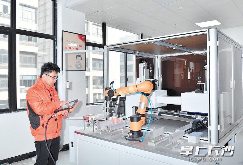 一批国内乃至国际一流水平的人工智能及产业互联网头部企业进驻湖南省人工智能产业园。图为人工智能高科技企业深选智能员工正在工作。 邹麟 摄