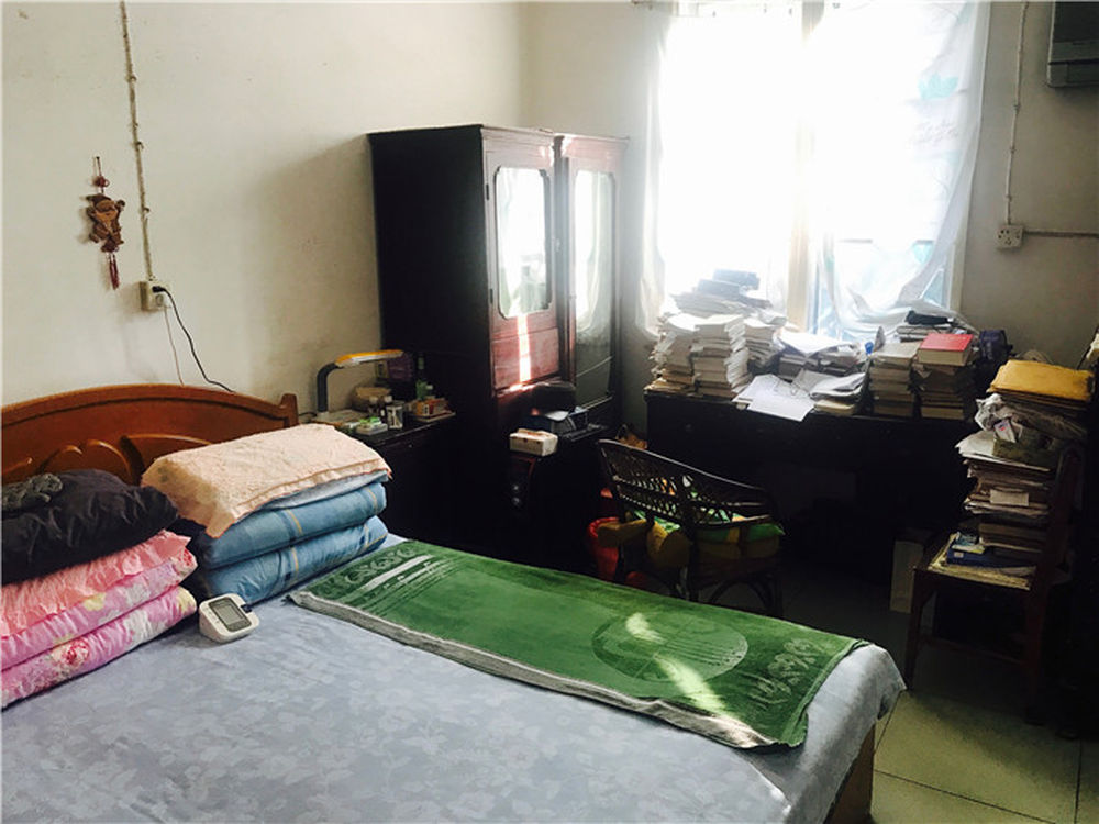 沧南家中的卧室兼书房（12月9日摄）。沧南自1981年搬入此处后，再未搬过家。新华社记者 袁汝婷 摄