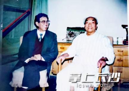 邹昆山当年采访方强将军。