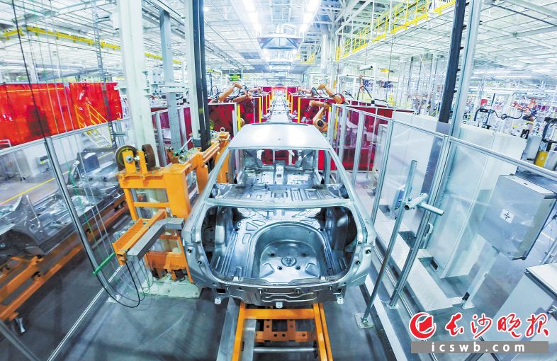 上海大众汽车有限公司长沙工厂在长沙经济技术开发区建成投产。