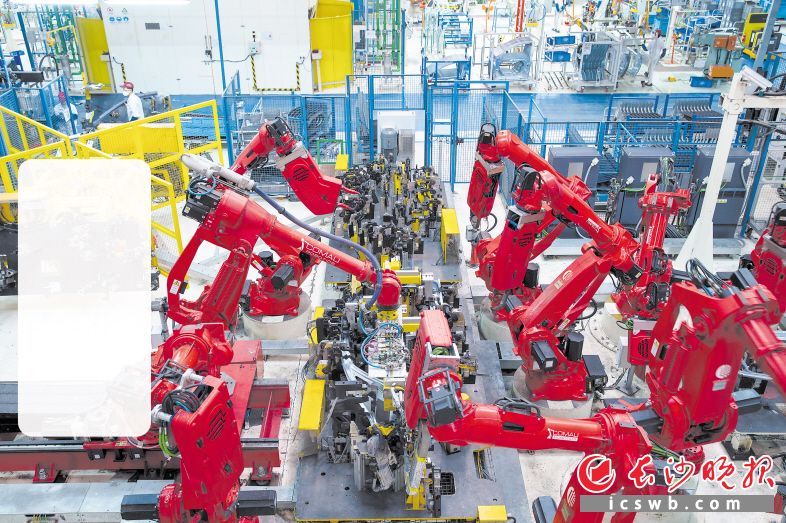 在广汽菲克长沙工厂，机器人远比产业工人多，目前89秒可下线一台新车。 长沙晚报全媒体记者 王志伟 摄