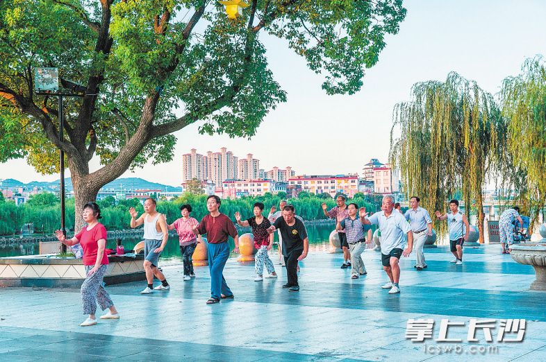 人居环境提升带给宁乡市民更多幸福感。图为沩江之畔，市民正在晨练。 邓兴 摄
