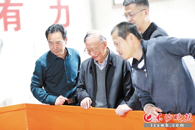 中国科学院院士张仁和（左二）正在天剑海洋与工作站团队成员商讨相关科研问题。 企业供图