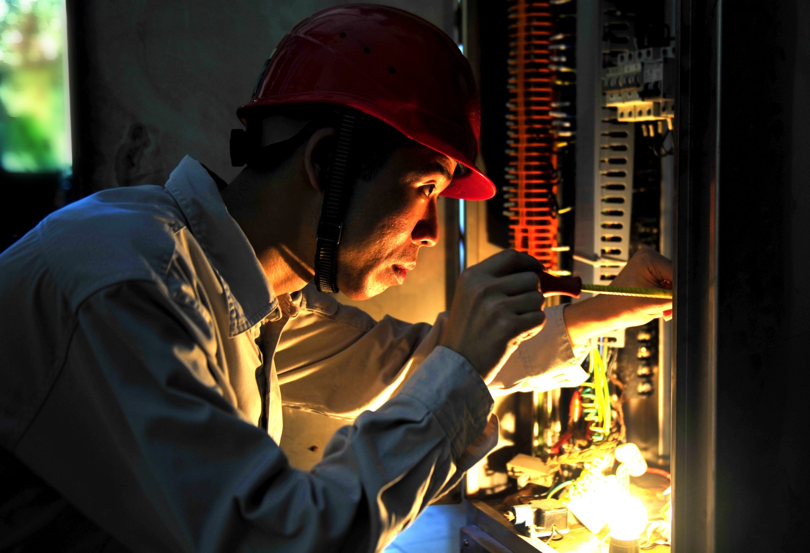 国网长沙变电检修公司二次检修一班副班长常学武正在检修电力设备。