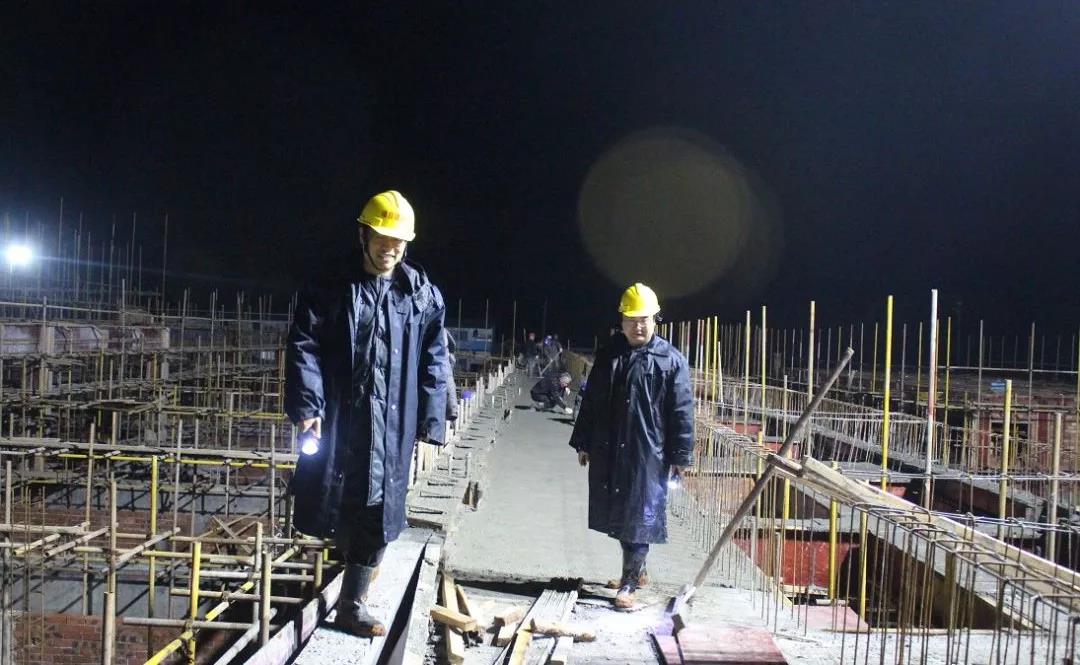 ▲项目建设现场负责人陈慧亮（右）在现场指挥、调度。