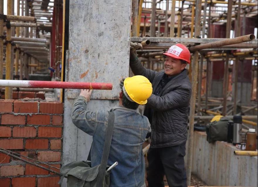 ▲木工班工人刘辉（右）和同事们正在工作。